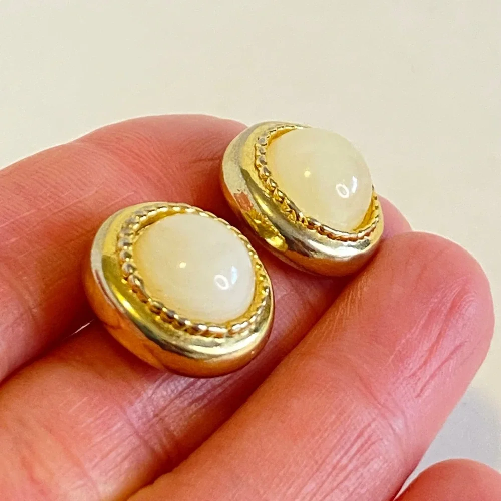 Vintage Gold Tone Cream Stone‎ Cabochon Round Stud Earrings Beaded Button